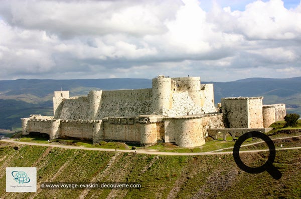 C’est une pure merveille, situé dans l'ouest de la Syrie, sur les derniers contreforts du massif montagneux Jabal Ansariya, le krak des Chevaliers. C’est un château fort datant de l'époque des croisades. Dominant d'environ 500 mètres la plaine d'El-Bukeia, le Krak des Chevaliers fait partie d'un réseau défensif qui parcourt les frontières des anciens États latins d'Orient et contrôle la trouée d'Homs, point stratégique au carrefour des routes reliant Homs, à l'est, à la ville côtière de Tortose, à l'ouest, et Antioche, au nord, à Tripoli puis Beyrouth, au sud. C'est l'un des châteaux croisés les plus prestigieux et les mieux conservés. Il a été construit par l’ordre des Hospitaliers de Saint-Jean de Jérusalem de 1142 à 1271. Une deuxième vague de travaux a été le fait des Mamelouks à la fin du XIIIe siècle.