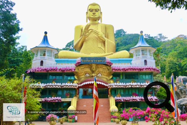 Il y a tout d’abord un temple plus moderne un peu kitch comportant une immense statue dorée de Bouddha en position assise de 30 mètres de haut. Celui-ci est en accès libre, il n’y a rien de spécial à voir si ce n’est le bâtiment lourdement décoré, la statue et les jardins. Il y a aussi un musée consacré au Bouddhisme mais nous ne l’avons pas visité.