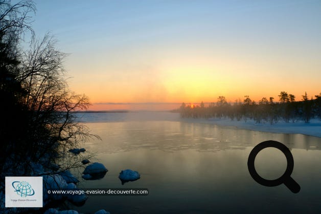 Dernier jour en Laponie, aujourd'hui il fait super beau. Le ciel est complètement dégagé et nous assistons, vers 10h, à un majestueux lever de soleil qui se terminera par un magnifique coucher de soleil. Eh oui ! N'oubliez pas que vers mi-janvier les journées ne durent que 4h. Admirer le soleil se lever et se coucher en l’espace de quatre heures est une expérience assez extraordinaire.