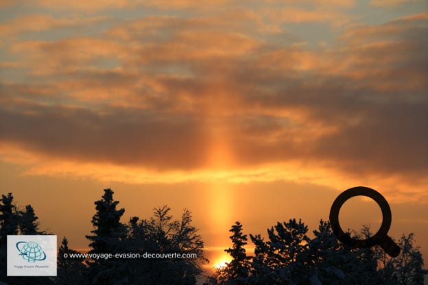 Dernier jour en Laponie, aujourd'hui il fait super beau. Le ciel est complètement dégagé et nous assistons, vers 10h, à un majestueux lever de soleil qui se terminera par un magnifique coucher de soleil. Eh oui ! N'oubliez pas que vers mi-janvier les journées ne durent que 4h. Admirer le soleil se lever et se coucher en l’espace de quatre heures est une expérience assez extraordinaire.