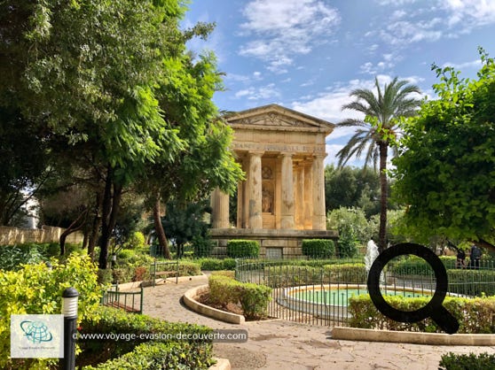 Un joli jardin arboré permettant d’admirer la vue sur la mer et les Trois Cités qui se trouvent juste en face de La Valette.