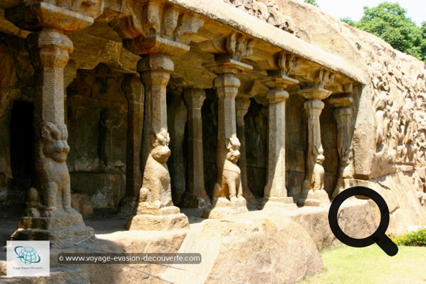 Cette station balnéaire côtière est située à 50 km au Sud de Chennai (Madras) sur la côte de Coromandel. Elle servait de port à Madras au Moyen Âge. Elle abrite un site archéologique et des temples de première importance en Inde du Sud, appelé groupe de monuments de Mahābalipuram par l'UNESCO. Cet ensemble est constitué d'une collection de monuments religieux datant des VIIe et VIIIe siècles de l'ère chrétienne principalement érigé par la dynastie Pallava. 