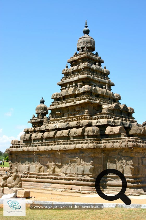 Il y a aussi à voir le temple du Rivage. Construit de 700 à 728, doit son nom au fait qu'il a été construit au bord de la mer, sur un promontoire s'avançant dans le golfe du Bengale. 
