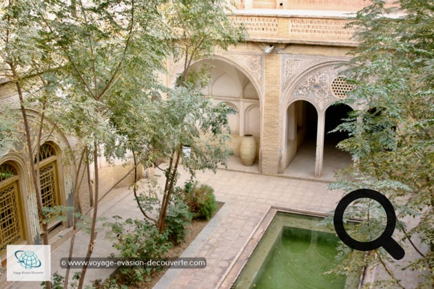 C’est une maison historique célèbre de Kashan dessinée par l'architecte Ustad Ali Maryam. Cette splendide maison, a été construite en 1857, avec trois badgirs (tours à vent) hautes de 40 mètres qui aident à rafraîchir la maison les jours de chaleur. C’est un élément traditionnel d’architecture Perse utilisé depuis des siècles pour créer une ventilation naturelle dans les bâtiments.