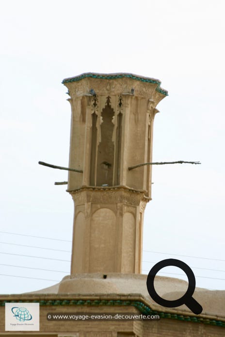 C’est une maison historique célèbre de Kashan dessinée par l'architecte Ustad Ali Maryam. Cette splendide maison, a été construite en 1857, avec trois badgirs (tours à vent) hautes de 40 mètres qui aident à rafraîchir la maison les jours de chaleur. C’est un élément traditionnel d’architecture Perse utilisé depuis des siècles pour créer une ventilation naturelle dans les bâtiments.