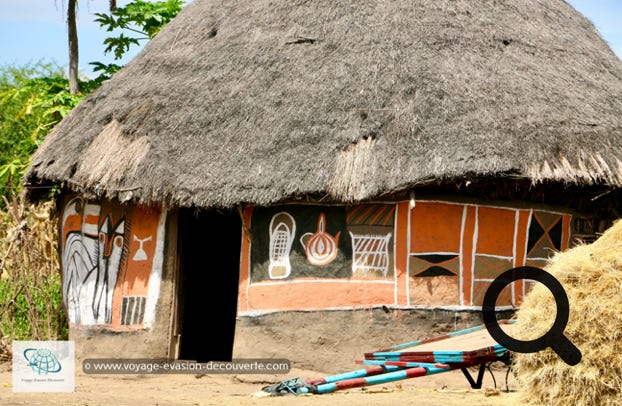 Sur le trajet, nous avons eu le plaisir de nous arrêter pour admirer les huttes traditionnelles du peuple Alaba. Traditionnelles et rondes au toit de chaume, ces huttes sont très bien faites et totalement écologiques.