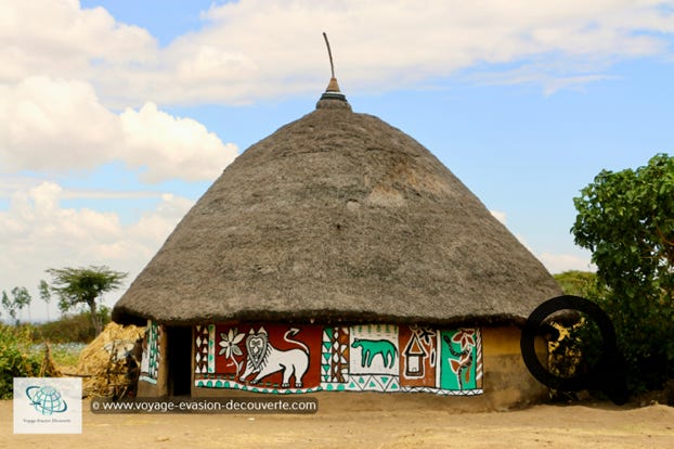 Sur le trajet, nous avons eu le plaisir de nous arrêter pour admirer les huttes traditionnelles du peuple Alaba. Traditionnelles et rondes au toit de chaume, ces huttes sont très bien faites et totalement écologiques.