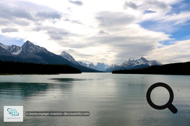 Le lac Maligne, situé à une altitude de 1 670 m, est le plus grand lac du parc national de Jasper. La vallée dans  laquelle il s'est formé a été creusée par des glaciers de vallée.