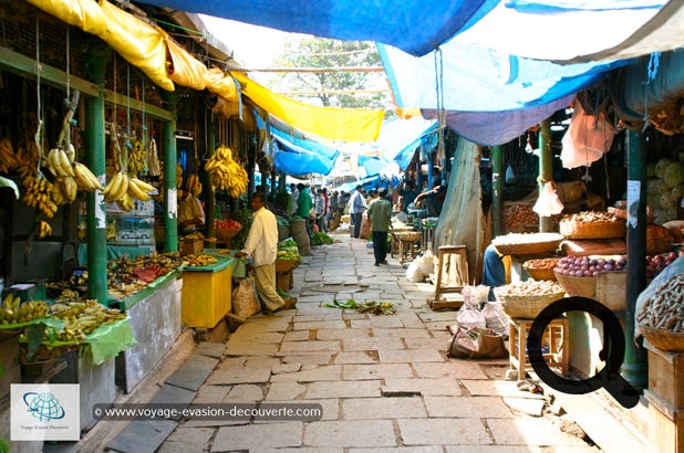 Mysore accueille aussi le marché plusieurs fois centenaire de Devajara, qui regorge entre autres d'épices, de soies ainsi que de bois de santal. Le marché de Devaraja est un marché situé dans le quartier de Mysuru. On peut acheter des fleurs, des fruits et légumes, et choisir parmi des tas coniques, différentes poudres de Kumkum colorées (colorants en poudre). Et aussi épices, huiles essentielles et encens sont également disponibles à l'achat. Il est très pittoresque avec ses kilomètres de guirlandes d’œillets d'Inde, de jasmin et autres roses.  De quoi faire beaucoup d'offrandes aux dieux et un vrai régal pour les yeux ! 