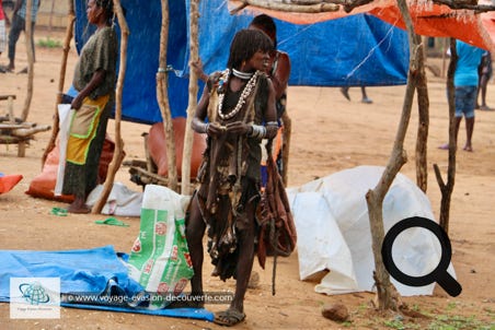 Lundi, c’est le jour du marché à Turmi et le rassemblement de nombreux Hamers. Ce sont des pasteurs semi-nomades et ils vivent dans l’une des régions les plus arides de la savane méridionale du Sud-Ouest, entre les terres fertiles de l’Est et les rives de l’Omo.