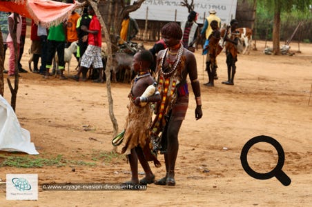 Lundi, c’est le jour du marché à Turmi et le rassemblement de nombreux Hamers. Ce sont des pasteurs semi-nomades et ils vivent dans l’une des régions les plus arides de la savane méridionale du Sud-Ouest, entre les terres fertiles de l’Est et les rives de l’Omo.