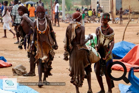 Lundi, c’est le jour du marché à Turmi et le rassemblement de nombreux Hamers. Ce sont des pasteurs semi-nomades et ils vivent dans l’une des régions les plus arides de la savane méridionale du Sud-Ouest, entre les terres fertiles de l’Est et les rives de l’Omo.