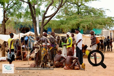 Lundi, c’est le jour du marché à Turmi et le rassemblement de nombreux Hamers. Ce sont des pasteurs semi-nomades et ils vivent dans l’une des régions les plus arides de la savane méridionale du Sud-Ouest, entre les terres fertiles de l’Est et les rives de l’Omo.