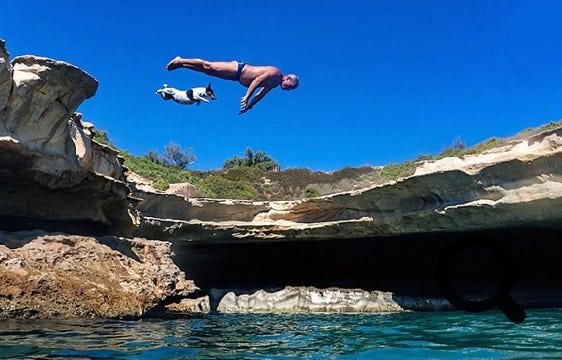 Très souvent un habitant maltais appelé Carmelo vient passer quelques heures avec son  chien " Titti ". Tous les deux sont très connus dans le coin. Cet incroyable et courageux Jack Russel fait des plongeons de plusieurs mètres de hauteur en aboyant de bonheur.  Il attend que son maitre se prépare à sauter et plonge avec lui du plus haut des rochers.