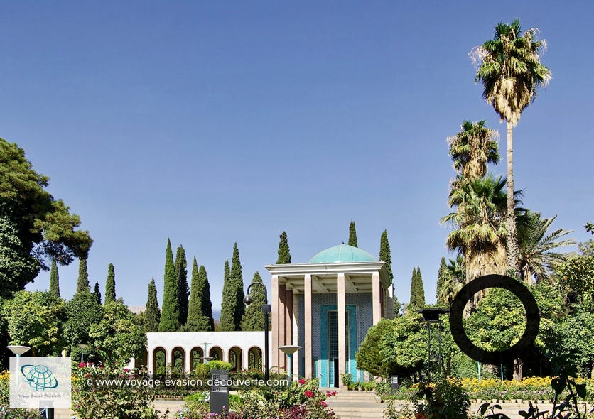 Il a été construit à la sortie Nord-Est de Shiraz, en 1952, par André Godard, archéologue et architecte français. 