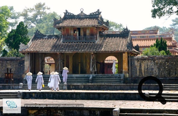 Le mausolée de Minh Mạng sur le mont Cam Ke. C’est un ensemble architectural, comptant 40 monuments disposés symétriquement sur trois axes parallèles, en symbiose avec la nature. Une vraie merveille… 