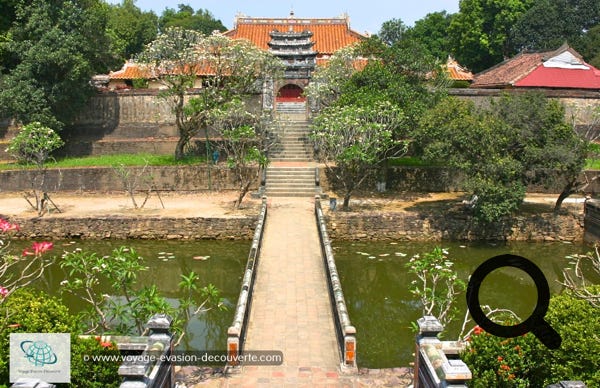 Le mausolée de Minh Mạng sur le mont Cam Ke. C’est un ensemble architectural, comptant 40 monuments disposés symétriquement sur trois axes parallèles, en symbiose avec la nature. Une vraie merveille… 