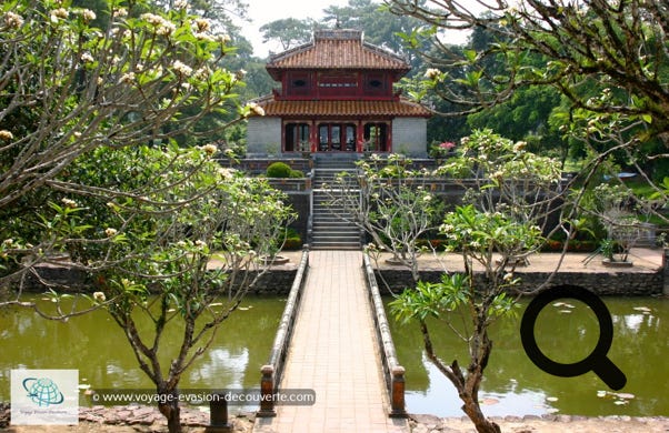 Le mausolée de Minh Mạng sur le mont Cam Ke. C’est un ensemble architectural, comptant 40 monuments disposés symétriquement sur trois axes parallèles, en symbiose avec la nature. Une vraie merveille… 