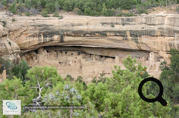 C’est la plus grande réserve archéologique des États-Unis, et est surtout connue pour des structures telles que Cliff Palace, considérée comme la plus grande habitation de falaise en Amérique du Nord. 4 400 sites ont été répertoriés dans la région.  Ils ont été occupés entre les VIe et XIVe siècles par des Amérindiens Anasazis qui y construisaient des bâtiments  troglodytiques sous les falaises du canyon. Il est donc l'un des rares exemples persistants à ce jour de la culture amérindienne. Les bâtiments ont entre 700 et 1400 ans.