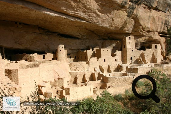 C’est la plus grande réserve archéologique des États-Unis, et est surtout connue pour des structures telles que Cliff Palace, considérée comme la plus grande habitation de falaise en Amérique du Nord. 4 400 sites ont été répertoriés dans la région.  Ils ont été occupés entre les VIe et XIVe siècles par des Amérindiens Anasazis qui y construisaient des bâtiments  troglodytiques sous les falaises du canyon. Il est donc l'un des rares exemples persistants à ce jour de la culture amérindienne. Les bâtiments ont entre 700 et 1400 ans.