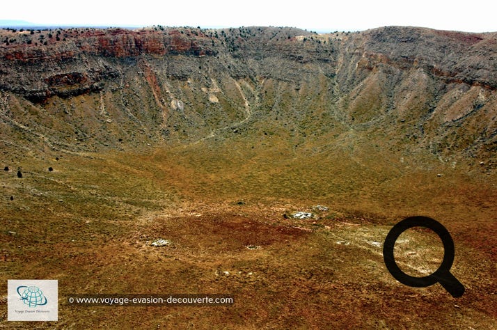 C’est un cratère d'impact. Il mesure entre 1 200 et 1 400 m de diamètre avec une profondeur de 190 m. Il est apparu, il y a 50 000 ans, à la suite de l’impact d’une météorite d’environ 45 m de diamètre et d’une masse de 300 000 tonnes, composée de fer et de nickel. 