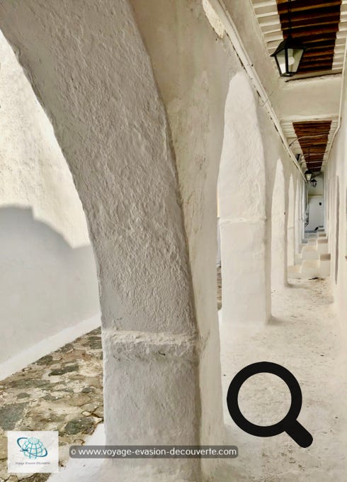 Que faire à Mykonos ? À l’entrée du village, à côté de la grande place principale autour de laquelle sont rassemblés les principaux restaurants, vous trouverez ce très beau monastère datant de 1542 et restauré en 1767.