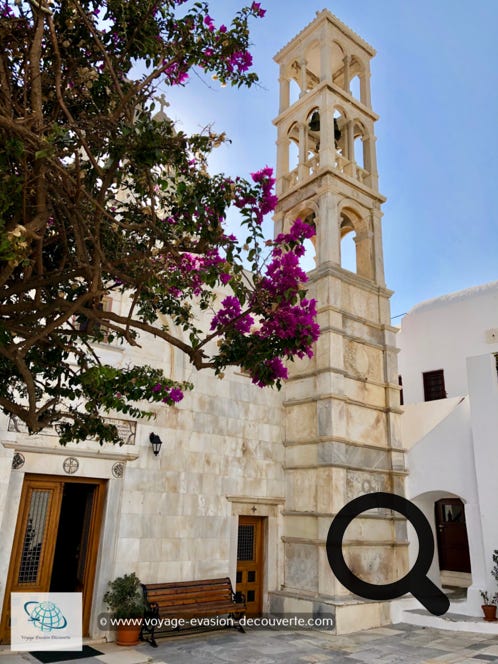 Que faire à Mykonos ? À l’entrée du village, à côté de la grande place principale autour de laquelle sont rassemblés les principaux restaurants, vous trouverez ce très beau monastère datant de 1542 et restauré en 1767.