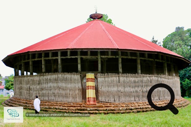 Situé sur la péninsule de Zéghé, Ura Kidane Mehret est l’un des monastères les plus importants du lac Tana et le plus visité. On l’atteint après  25 minutes de marche à travers une forêt très dense. Ce monastère a été fondé au 14ème siècle par le saint Betre Mariyam, bien que l'église actuelle, qui se trouve à l'intérieur de l'enceinte, date du 16ème siècle.