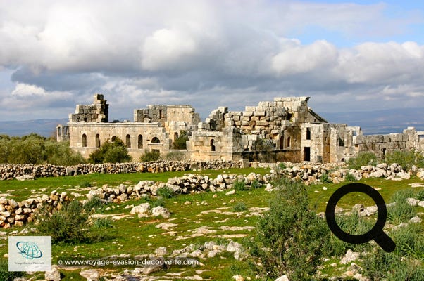 C’est un monastère paléochrétien en ruine, un exemple remarquable de l'architecture du Ve siècle qui comprend l'église de pèlerinage et le village d'hébergement. Il est construit autour de la colonne où vivait le stylite saint Siméon. 