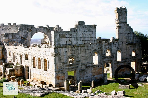 C’est un monastère paléochrétien en ruine, un exemple remarquable de l'architecture du Ve siècle qui comprend l'église de pèlerinage et le village d'hébergement. Il est construit autour de la colonne où vivait le stylite saint Siméon. 