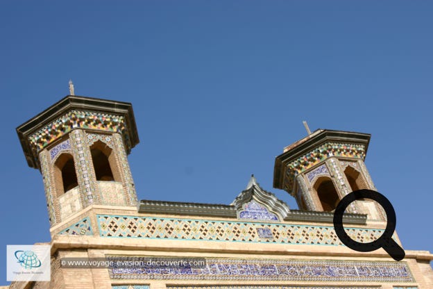 Elle a été construite pour la première fois en 875 sous le règne du souverain safaride Amr b. al-Layth (878-900). 