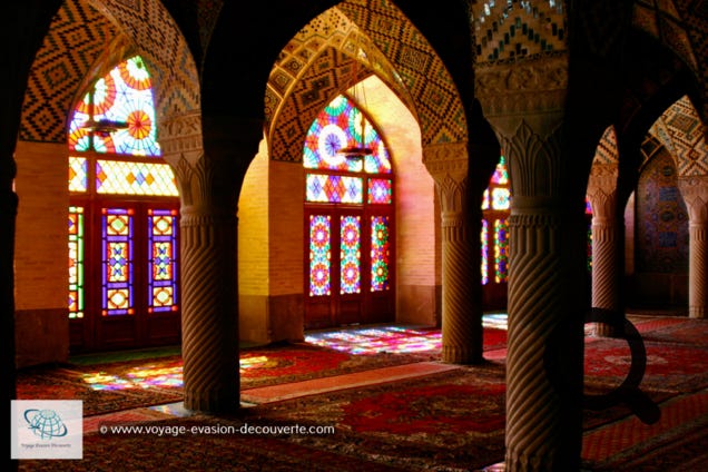 Cette mosquée chiite a été construite sur l'ordre de Mirza Hasan Ali Nasir al Molk, l'un des seigneurs de la dynastie kadjar, de 1876 à 1888.  La mosquée contient plusieurs vitraux sur sa façade et affiche plusieurs éléments traditionnels tel les panj kāseh-i “ cinq concaves “. 