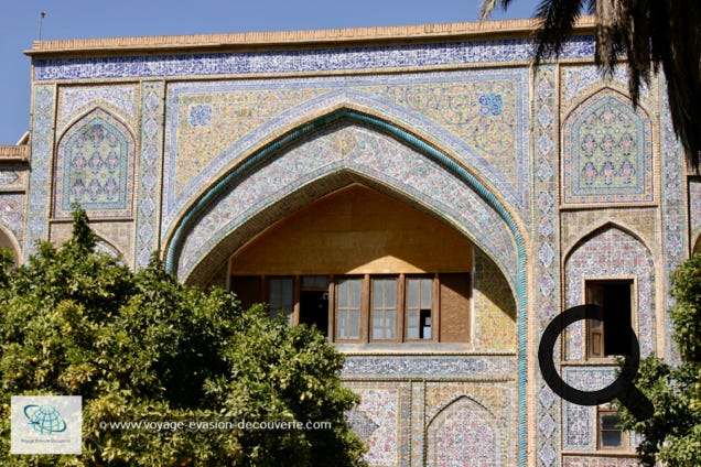 Cette mosquée chiite a été construite sur l'ordre de Mirza Hasan Ali Nasir al Molk, l'un des seigneurs de la dynastie kadjar, de 1876 à 1888.  La mosquée contient plusieurs vitraux sur sa façade et affiche plusieurs éléments traditionnels tel les panj kāseh-i “ cinq concaves “. 