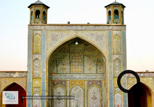 Cette mosquée a été construite entre 1751 et 1773 pendant la Dynastie Zand et a été restaurée au XIXe siècle, lors de la Dynastie Kadjar. Il n'a que deux iwans au lieu des quatre habituels, sur les côtés Nord et Sud d'une grande cour ouverte. Les iwans et la cour sont décorés avec des céramiques typiques de Shiraz appelées haft rangi, caractéristiques de l'art et de l'industrie de Shiraz au cours de la deuxième moitié du XVIIIe siècle.