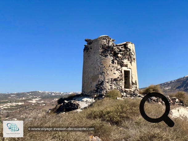 Lorsque vous quitter Emporio, n’hésitez pas à aller en face du village. Il y a une route qui part juste derrière la station service qui se trouve à gauche en direction de Fira. Passez derrière et vous monterez pour suivre ce chemin goudronné qui longe des moulins dont certains sont en ruine et d’autres sont entièrement refait à neuf et transformés en habitation. C’est un cul de sac et vous arriverez à une charmante petite église qui vous offrira une vue sympa sur une partie de l’île.    