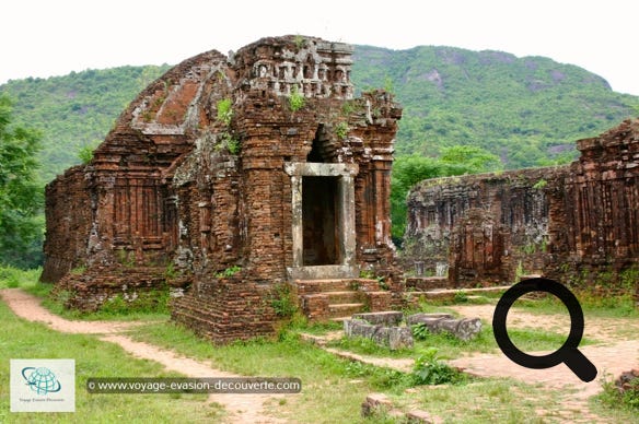 Inscrit au patrimoine mondiale de l’UNESCO, Mỹ Sơn a été construit à la fin du IVe siècle jusqu'au XIIIe siècle. C’est un ensemble de temples chams dont les racines spirituelles le rattachent à l'hindouisme. 