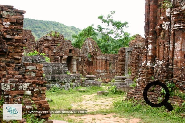 Inscrit au patrimoine mondiale de l’UNESCO, Mỹ Sơn a été construit à la fin du IVe siècle jusqu'au XIIIe siècle. C’est un ensemble de temples chams dont les racines spirituelles le rattachent à l'hindouisme. 