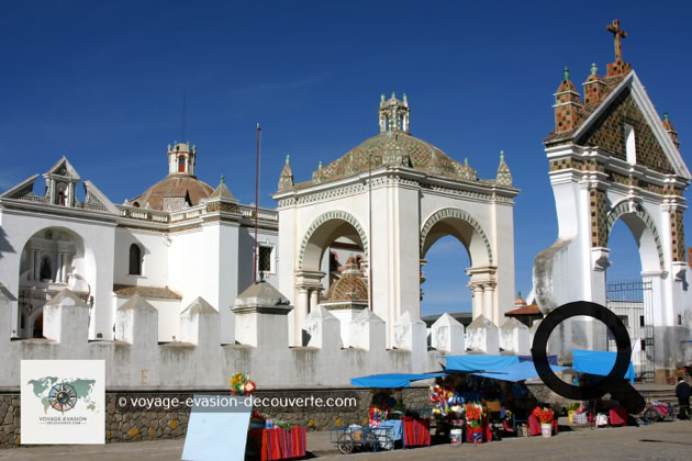 C’est un sanctuaire colonial espagnol du XVIe siècle qui abrite l'image de la Vierge de Copacabana. Notre-Dame de Copacabana est la patronne de la Bolivie. 