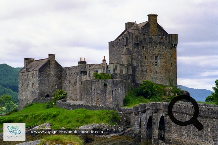 Cet édifice, construit et remanié à de nombreuses reprises à partir du début du XIIIe siècle, est abandonné à l'état de ruine en 1719 à la suite d'une bataille qui l'endommage fortement. Racheté par le clan MacRae, il est reconstruit entre 1912 et 1932 en préservant le style architectural.
