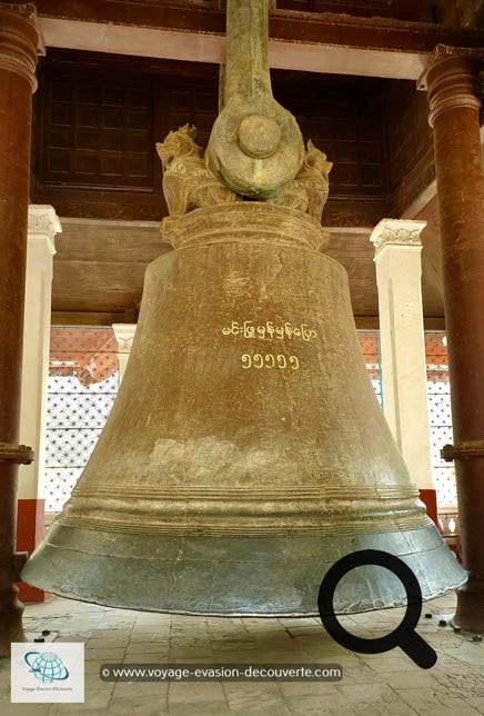 Le roi Bodawpaya a également fait couler une cloche gigantesque pour accompagner son énorme stupa. La cloche de Mingun, pesant 90 tonnes, est aujourd'hui la deuxième plus grande cloche qui sonne au monde.