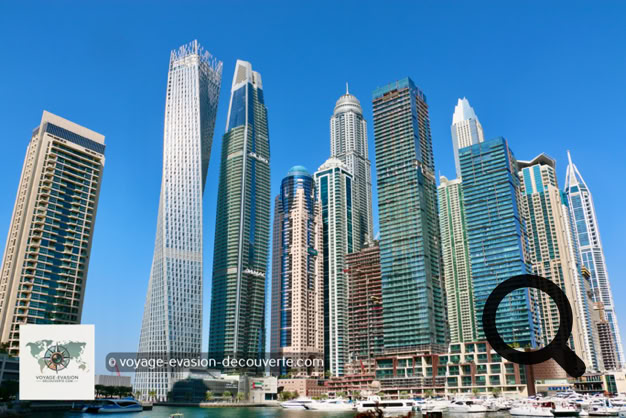 Parmi les quartiers les plus spectaculaires de Dubaï, Dubai Marina occupe une place à part. Ici, la ville semble avoir été dessinée pour impressionner. Autour d'un immense canal artificiel bordé d’eau turquoise s'élèvent des dizaines de gratte-ciel vertigineux, des résidences de luxe, des hôtels prestigieux et des immeubles aux formes futuristes.