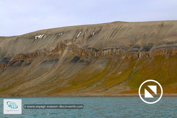 Edgeøya est une île inhabitée d’une superficie de 5 074 km², dont 2 102 km² sont pris par un glacier, ce qui en fait la troisième plus grande île de l'archipel.