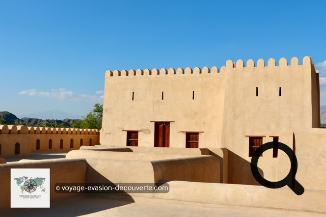 Construit dans les années 1650 par l'imam Sultan bin Saif Al Ya'rubi, le fort de Nizwa est l'un des monuments les plus emblématiques du Sultanat d'Oman. Sa structure originelle remonterait cependant au XIIᵉ siècle, ce qui en fait un témoin précieux de l'histoire longue et mouvementée de la région. Aujourd'hui, c'est d'ailleurs le site patrimonial le plus visité du pays.