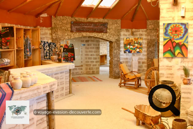 C’est vraiment un hôtel atypique où les habitants ont capitalisé de manière créative les éléments environnant en créant un hôtel alternatifs dans lesquels tout, des lits aux murs et aux sols, est construit à partir de blocs de sel. L’atmosphère y est exceptionnelle, l’hôtel fait face aux salines d’Uyuni et offre une vue magnifique, calme et apaisante. 