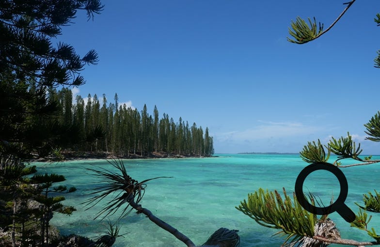 Aussi surnommée l'île la plus Proche du Paradis, c’est un petit système insulaire français au Sud-Est de la Grande Terre en Nouvelle-Calédonie. Elle est située presque sur le tropique du Capricorne par 167° de longitude Est et 22° de latitude Sud.
