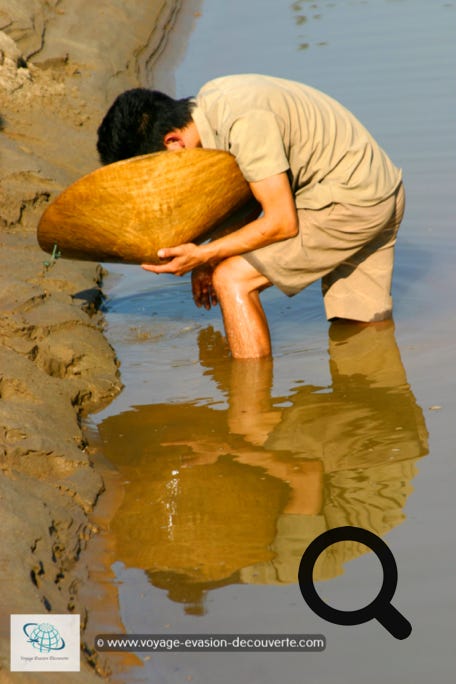Des activités nous ont été proposés comme le travail d’orpaillage et la pêche à l’épervier dans le Mékong. Nous sommes partis aussi faire une balade dans le village de Ban Yoi Hai rencontrer les habitants. 