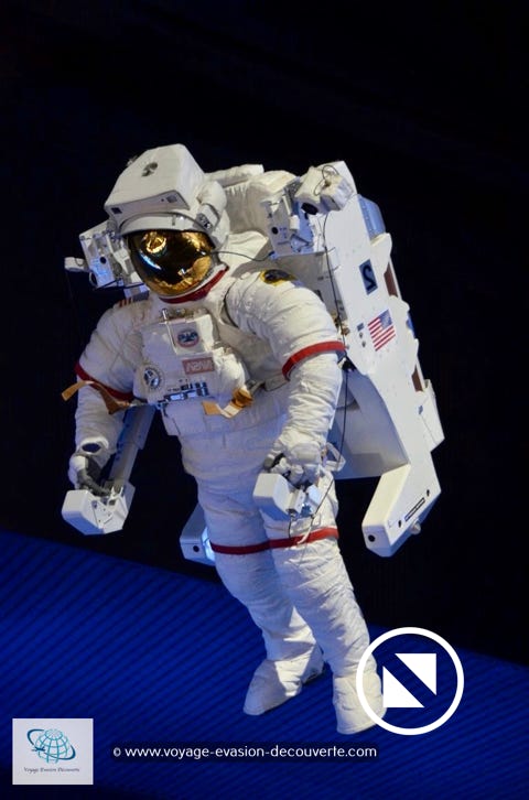 La dernière étape est la visite du centre Apollo où se trouve une fusée Saturn V couchée  sur le flanc dans un immense hangar.