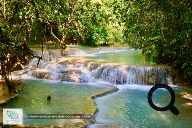 Les chutes Kuang Si, également connues sous le nom de cascades de Tat Kuang Si, est une cascade à trois niveaux sur 29 kilomètres de long. Elles sont situées à une trentaine de kilomètres au Sud de Luang Prabang. Les chutes d'eau commencent dans des piscines peu profondes au sommet d'une colline escarpée, puis mènent à la chute d'eau principale d'une hauteur de 60 mètres.