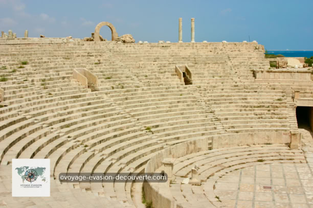 La cité antique de Leptis Magna aurait été fondée par les Phéniciens, même si les premières traces d’occupation remontent au VIIᵉ siècle avant J.-C.. Embellie et agrandie par Septime Sévère, enfant du pays devenu empereur de Rome, elle fut l’une des plus brillantes métropoles de l’Empire romain.