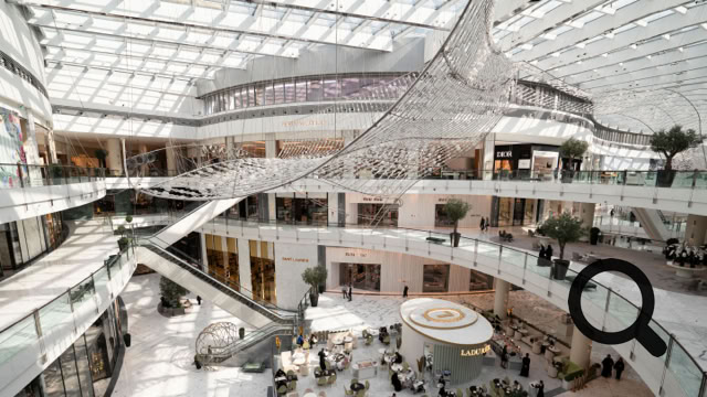 Comme si le Dubai Mall ne suffisait pas, Dubaï possède un autre temple de la démesure : le Mall of the Emirates. Moins vaste que son grand frère, mais tout aussi impressionnant, il fait lui aussi partie des lieux incontournables de la ville.